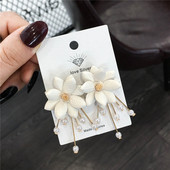 Elegáns női fülbevaló gyöngyökkel, fehér színben