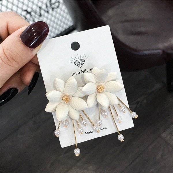 Elegáns női fülbevaló gyöngyökkel, fehér színben