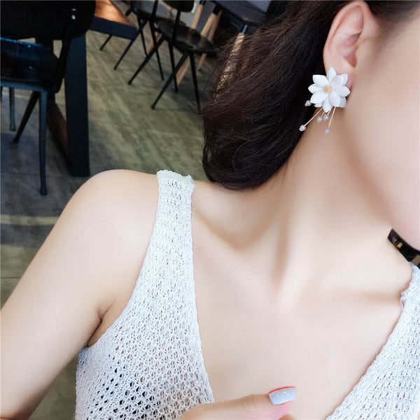 Elegáns női fülbevaló gyöngyökkel, fehér színben