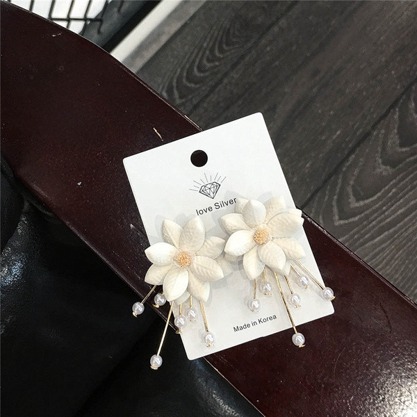 Elegáns női fülbevaló gyöngyökkel, fehér színben