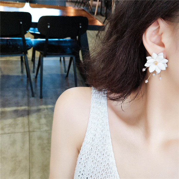 Elegáns női fülbevaló gyöngyökkel, fehér színben