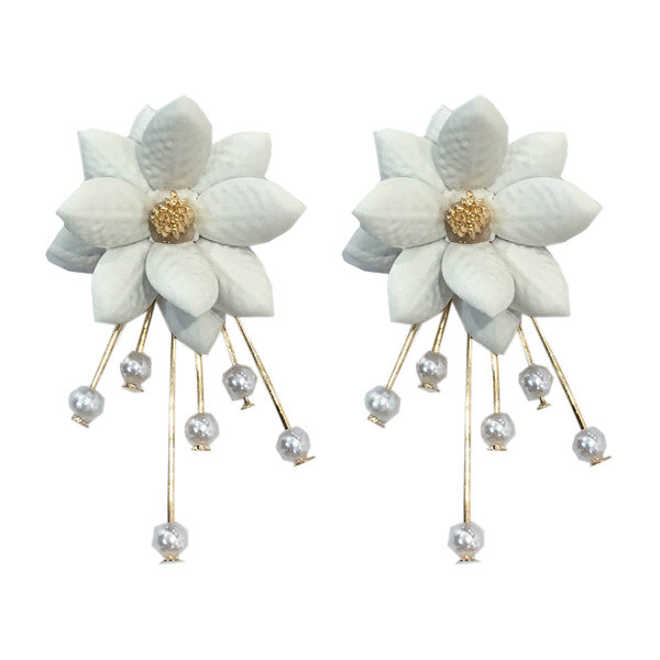 Elegáns női fülbevaló gyöngyökkel, fehér színben