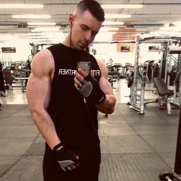 Férfi sportcipő fekete, zöld és bézs felirattal