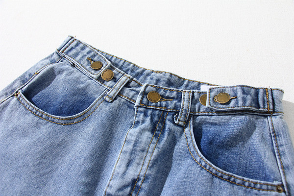 Pantaloni scurți de damă în albastru și alb