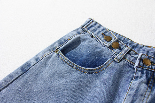 Pantaloni scurți de damă în albastru și alb