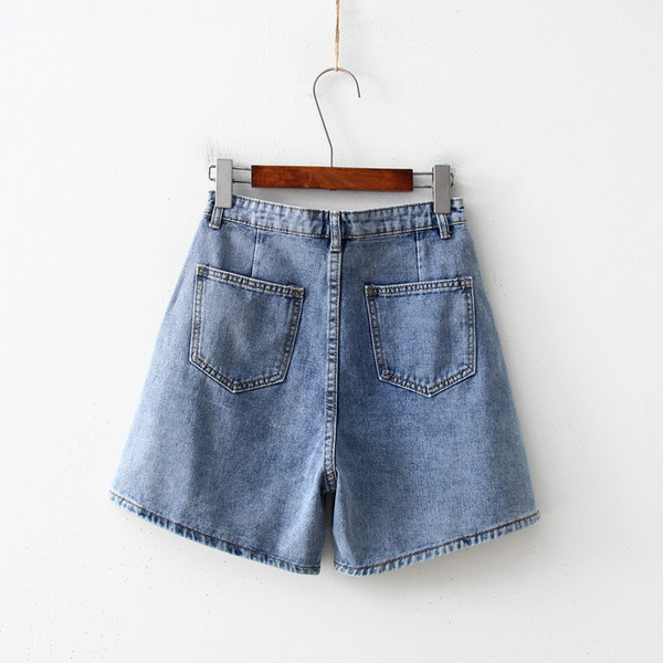 Pantaloni scurți de damă în albastru și alb