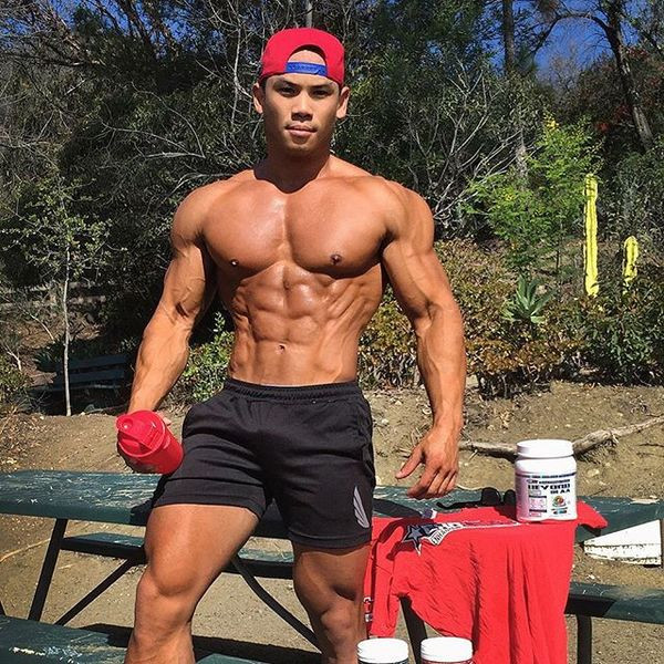 Pantaloni scurți pentru bărbați cu aplicație în albastru, gri și negru