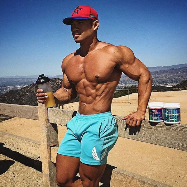 Pantaloni scurți pentru bărbați cu aplicație în albastru, gri și negru