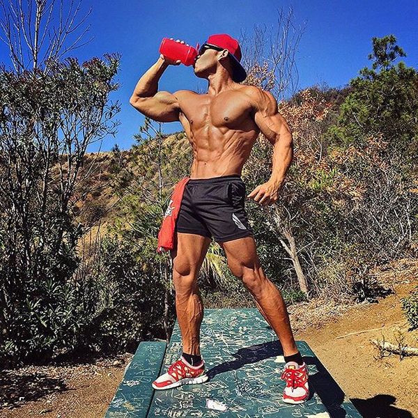 Pantaloni scurți pentru bărbați cu aplicație în albastru, gri și negru