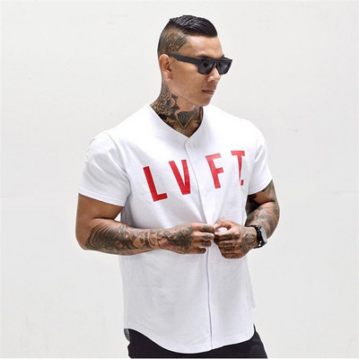 Tricou de bărbați modern cu nasturi și inscripție în trei culori