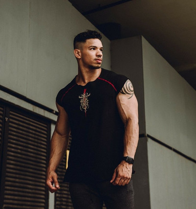 Tricou barbatesc model Slim cu aplicatie pe spate in mai multe culori