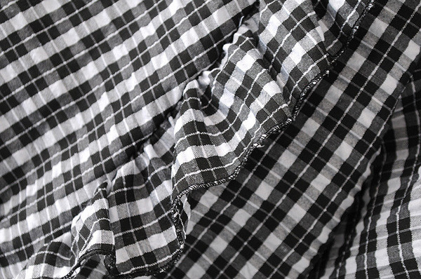 Bluză scurtă de damă în carouri cu decolteu în V și mâneci lungi