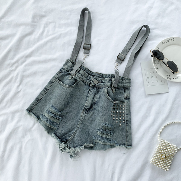 Pantaloni scurți de damă din denim cu bretele în alb și albastru