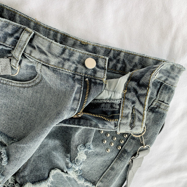 Pantaloni scurți de damă din denim cu bretele în alb și albastru