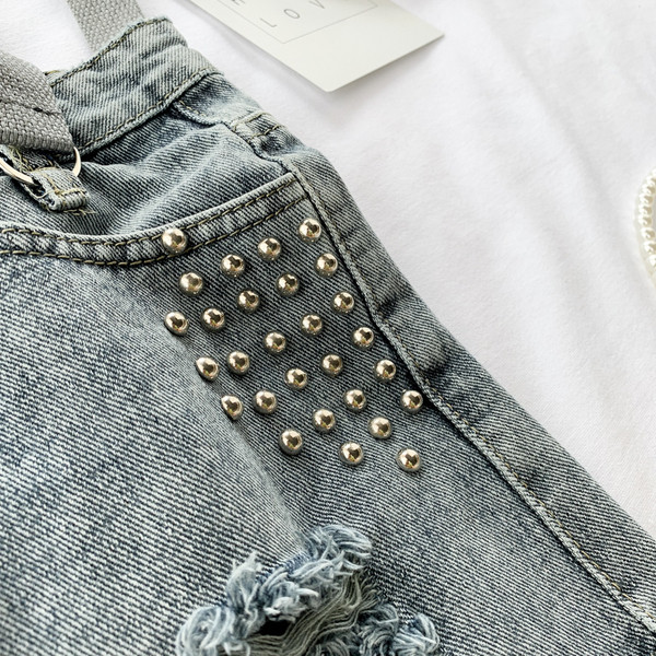 Pantaloni scurți de damă din denim cu bretele în alb și albastru