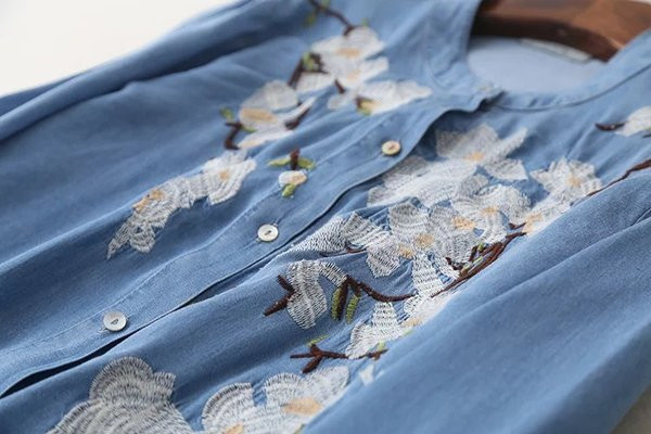 Rochie de dama cu maneci lungi si broderie in albastru