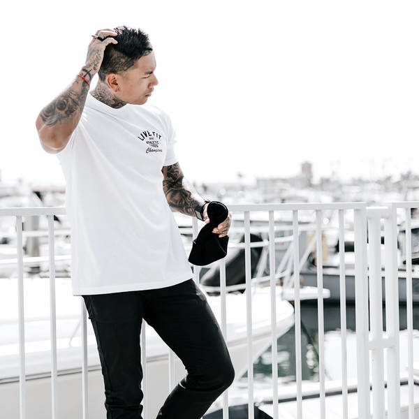 Tricou casual pentru bărbați cu inscripții în negru, alb și gri