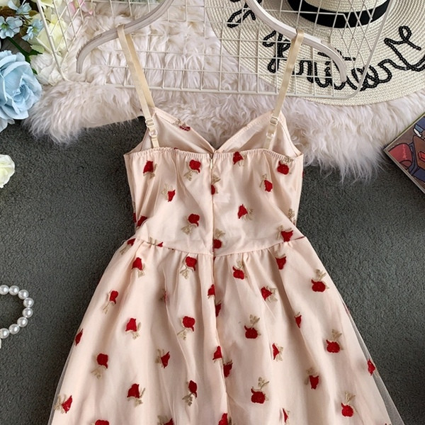 Rochie elegantă de damă, cu tul și bretele subțiri, în culoarea roz