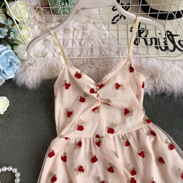 Rochie elegantă de damă, cu tul și bretele subțiri, în culoarea roz