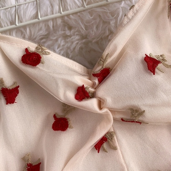 Rochie elegantă de damă, cu tul și bretele subțiri, în culoarea roz