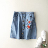 Fusta de dama din denim cu nasturi si broderie