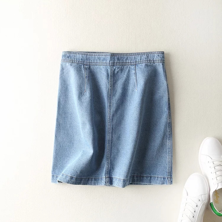 Fusta de dama din denim cu nasturi si broderie