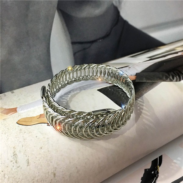 Модерна дамска гривна-в златист и сребрист цвят