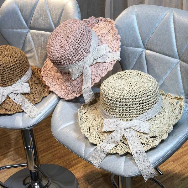 Stílusos női sapka szalaggal, három modellben