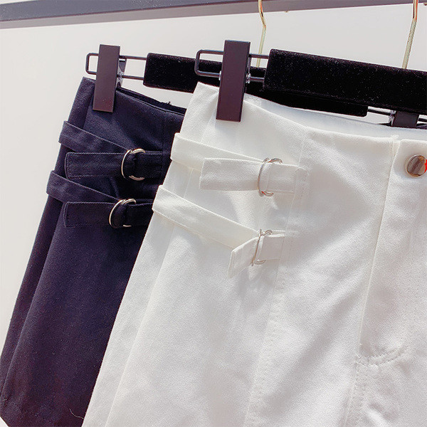 Modern, magas derekú női rövidnadrág fehér és fekete színben