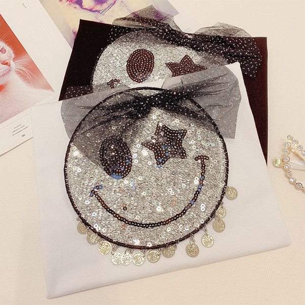 Rövid ujjú, flitteres díszítésű női póló