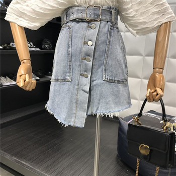 Fusta de dama moderna din denim cu nasturi si curea de culoare deschisa