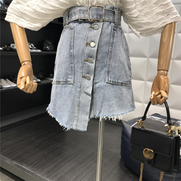 Fusta de dama moderna din denim cu nasturi si curea de culoare deschisa