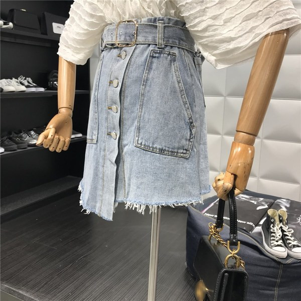 Fusta de dama moderna din denim cu nasturi si curea de culoare deschisa