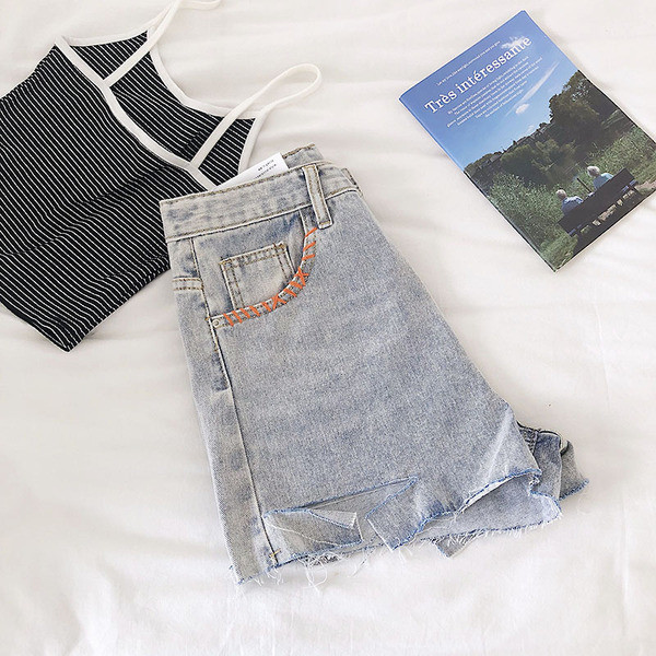 Pantaloni scurți din denim cu motive rupte în albastru