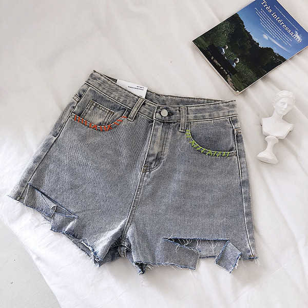 Pantaloni scurți din denim cu motive rupte în albastru