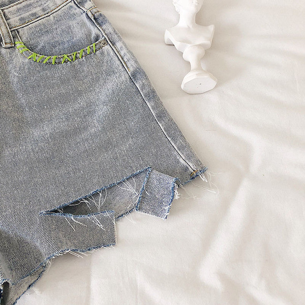 Pantaloni scurți din denim cu motive rupte în albastru