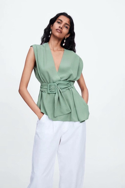 Elegáns női felső V-nyakkal és zöld övvel
