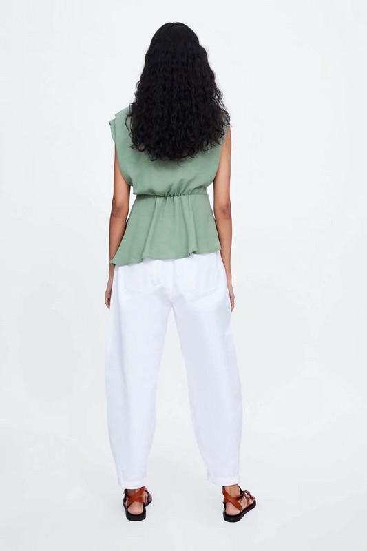 Elegáns női felső V-nyakkal és zöld övvel