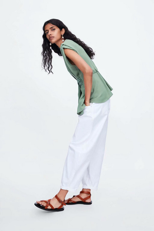 Elegáns női felső V-nyakkal és zöld övvel