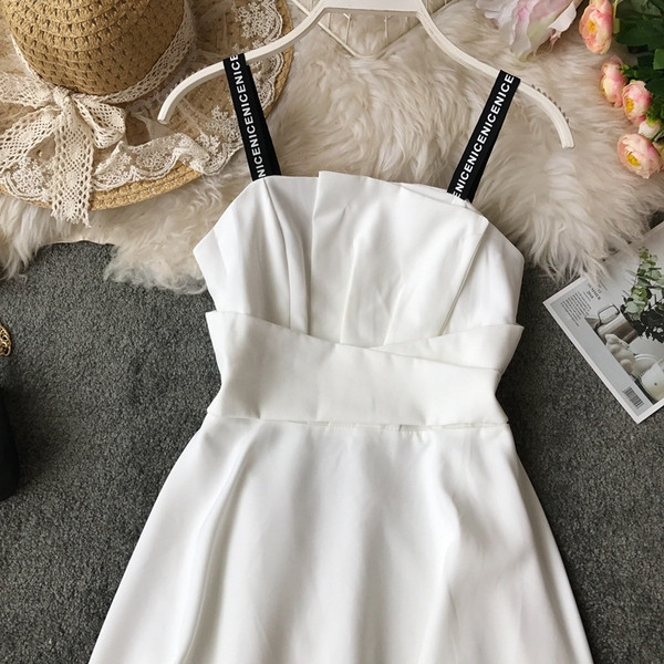 Rochie elegantă de damă în alb, roșu și roz