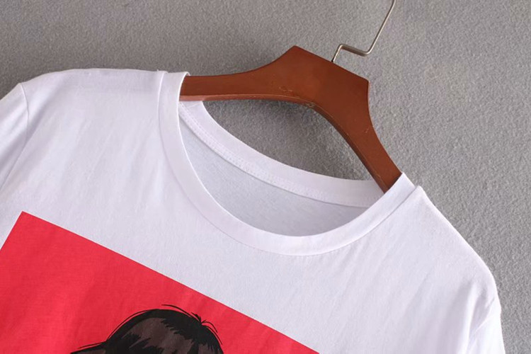 Tricou alb casual și aplicație