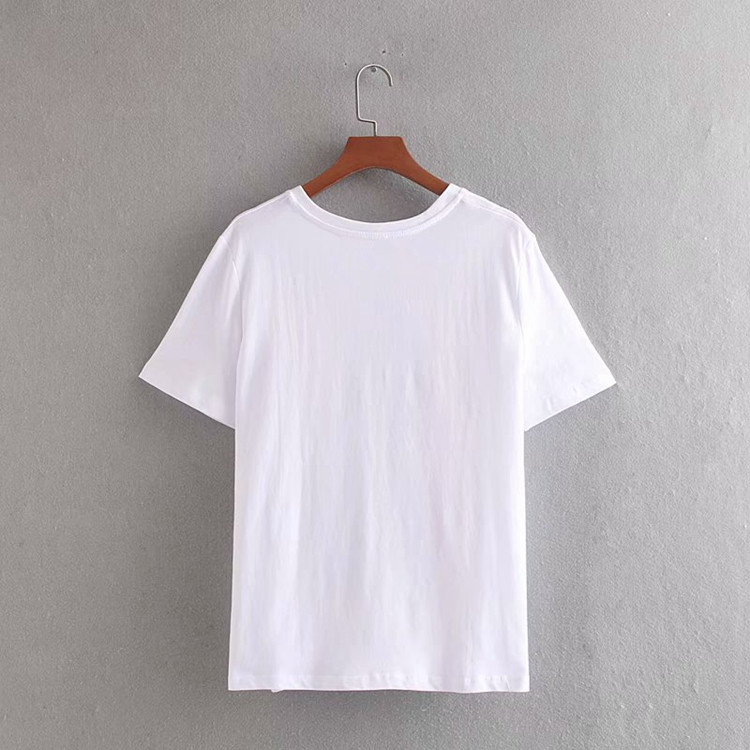 Tricou alb casual și aplicație