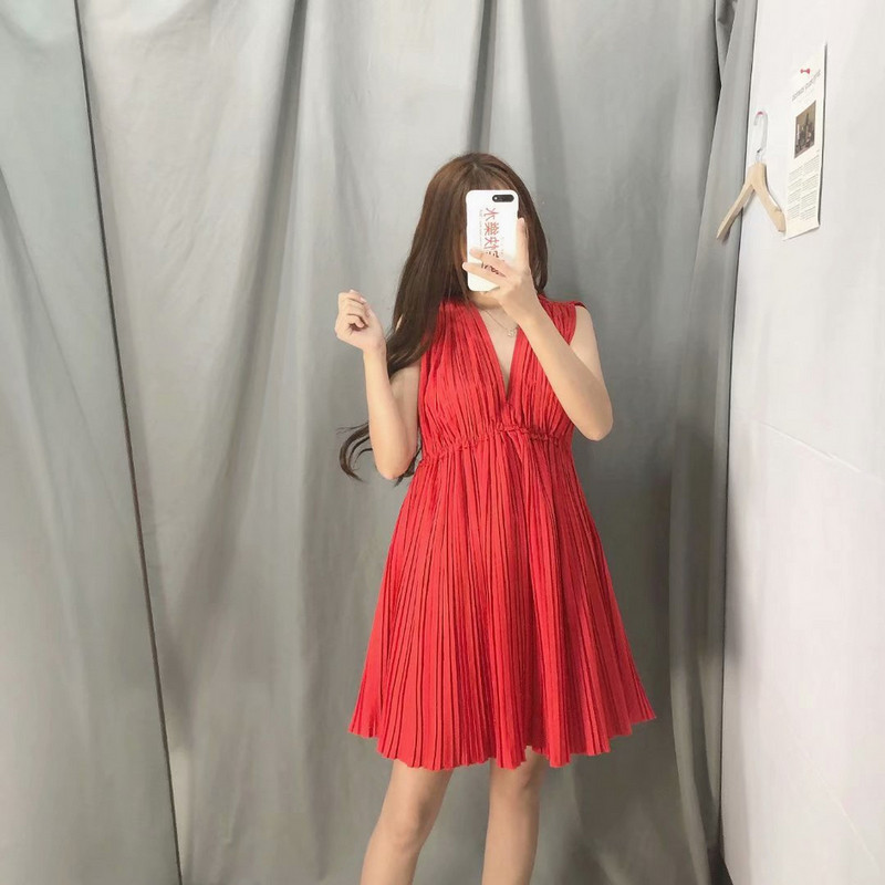 Rochie de damă plisată cu decolteu în V și bretele groase în roșu