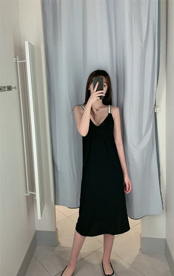 Fekete női ruha V-nyakkal és vékony színes pántokkal