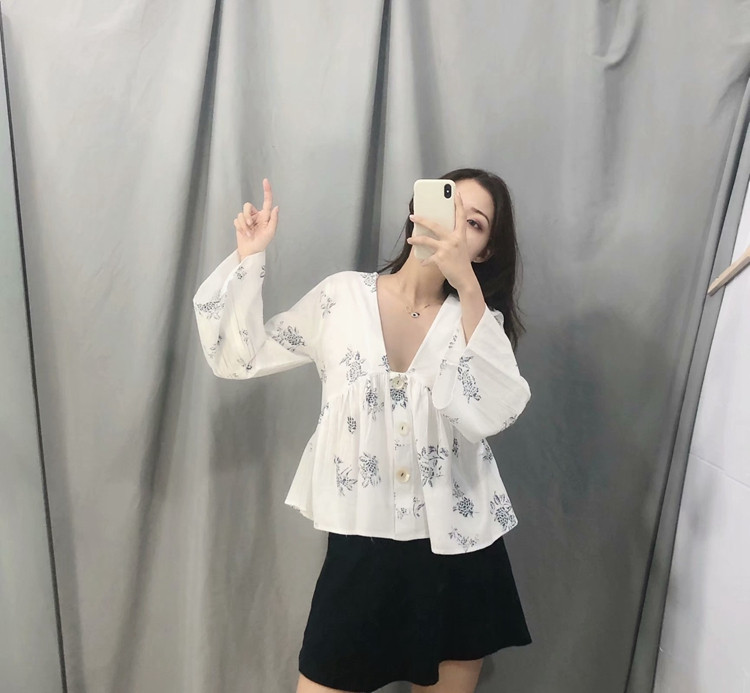 Cămașă de damă decupată cu decolteu în V și mânecă lotus cu model alb și floral