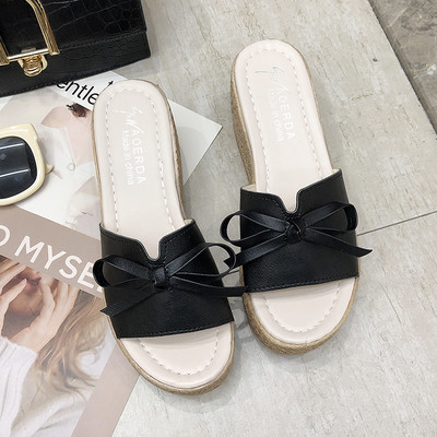 Κομψές γυναικείες παντόφλες με πλατφόρμα και κορδέλα σε μαύρο και μπεζ χρώμα