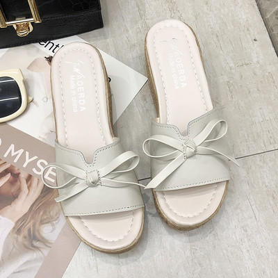 Κομψές γυναικείες παντόφλες με πλατφόρμα και κορδέλα σε μαύρο και μπεζ χρώμα