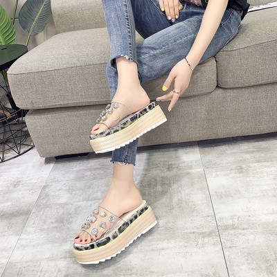 Κομψές γυναικείες παντόφλες με πλατφόρμα και πέτρες σε δύο χρώματα