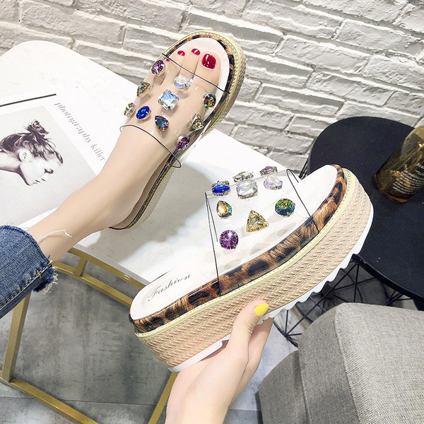 Κομψές γυναικείες  παντόφλες με πλατφόρμα και πέτρες σε δύο χρώματα
