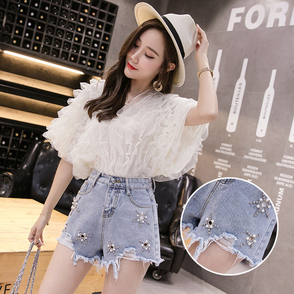 Pantaloni scurți moderni de damă din denim cu elemente metalice